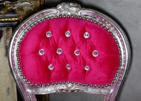 stylowy fotelik tapicerowany z kryształkami różowy w stylu ludwik barok