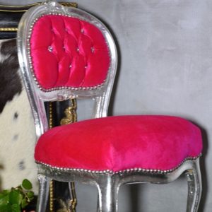 stylowy fotel ludwikowski z kryształami różowy